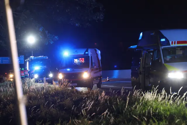 Foto: Ein Auto kam auf der A1 bei Eberstalzell von der Fahrbahn ab und überschlug sich.