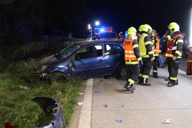 Foto: Ein Auto kam auf der A1 bei Eberstalzell von der Fahrbahn ab und überschlug sich.