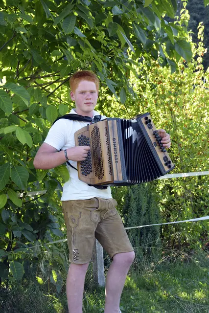 Auf seiner neuen Suschnig-Harmonika in Holzoptik spielt Tobias am liebsten flotte Polkas und Oberkrainer-Musik. | Foto: Privat