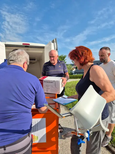 Gemeinsam für den guten Zweck: Sachspenden aus dem Klinikum Rohrbach werden für den Transport in die Ukraine verladen. | Foto: OÖG