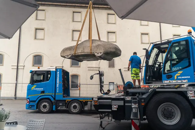 Nach fast zehn Jahren vor dem Kunsthaus Bregenz bekommt der 16,4 Tonnen schwere Betonporsche vorübergehend eine neue Bleibe. | Foto:  KUB