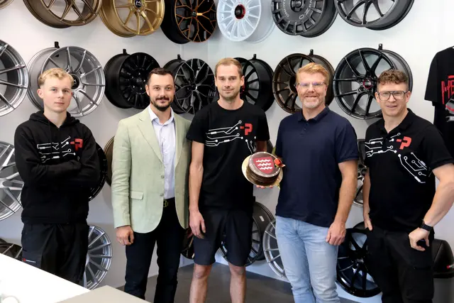KFZ-Technik-Meister Tobias Sonnleitner (v.l.), Stadtrat Sandro Fuchsbichler, Karosseriebautechnik-Meister Roman Liebminger, Bgm. Harald Bergmann und Tuningexperte Andreas Puster.