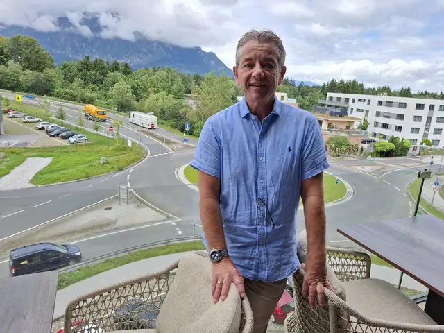 Andreas Birngruber auf der Terrasse von VOI.bio in Puch. | Foto: Josef Wind