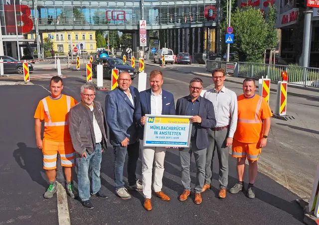 Jürgen Poglitsch (Brückenmeisterei Aschbach), Franz Schaup (GR in Amstetten), Reinhard Käfer (Leiter der Brückenmeisterei Aschbach), LAbg. Alexander Schnabel (i.V. LH-Stv. Udo Landbauer), OV Manuel Scherscher (Stadtgemeinde Amstetten) DI Thomas Winninger-Wiesmann (NÖ Straßenbauabteilung Amstetten), Karl Berger (Brückenmeisterei Aschbach). | Foto: Land NÖ, Mühlbachler