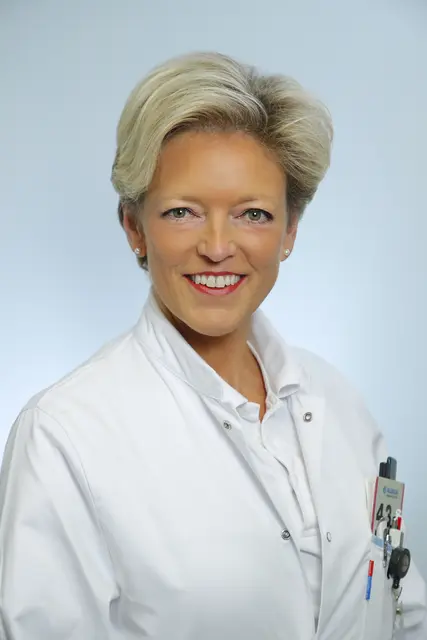 Primaria Tina Astecker, Leiterin der Abteilung für Augenheilkunde und Optometrie am Salzkammergut Klinikum warnt davor, dauerhaft und ohne ärztliche Untersuchung auf „Fertiglesebrillen“ zurückzugreifen. | Foto: OÖG