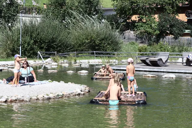 Der Teich im Drachenpark lud zum Entspannen, Spielen und Abkühlen ein.  | Foto: Martina Obertimpfler 