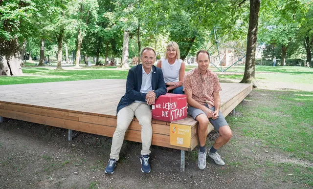 Neue Bewegungsplattform im Gnigler Park. Im Bild v.l.: Bürgermeister Bernhard Auinger, Sabine Pichler vom Team der Bewegten Stadt und Amtsleiter-Stv. der Stadtgärten Michael Heinl | Foto: Stadt Salzburg/Alexander Killer