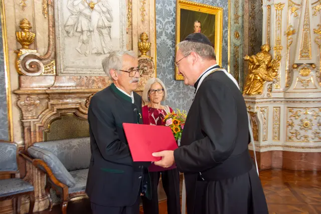Johann Tiefenbacher bekommt die Auszeichnung von Propst Anton Höslinger überreicht. | Foto: Stift Klosterneuburg