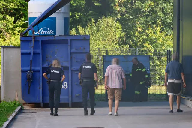 Feuerwehr und Polizei mussten sich auf dem Firmengelände von Alpharim in Wels-Puchberg um einen Stickstoff-Gastank kümmern. | Foto: laumat.at