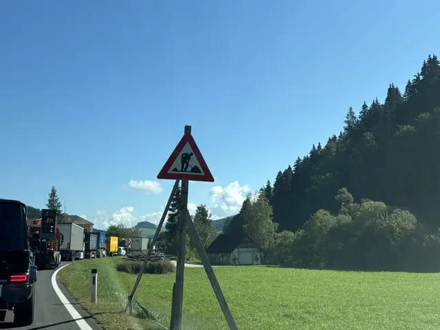 In Kathal haben die Asphaltierungsarbeiten begonnen.