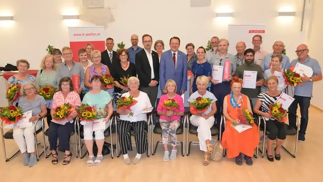 Besonders verdiente Helferinnen und Helfer wurden im Rathaus für ihren Einsatz geehrt. Gemeinsam wird es auch in Zukunft möglich sein, hilfsbedürftige Menschen mit einem warmen Mittagessen zu versorgen und Ihnen somit ein Lächeln ins Gesicht zu zaubern. | Foto: Vorlaufer