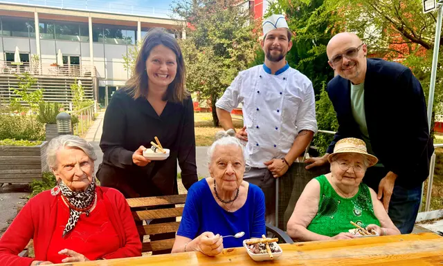 Die Küche des PBZ Stockerau sorgte mit kühlenden Eisbechern für Genuss und beste 
Stimmung. Auf dem Foto zu sehen sind: Bewohnerinnen Anneliese Rode, Erika Bankhofer und Friederike Ertl, Kaufmännische Direktorin Katrin Hörth, MA BSc; Küchenleiter René Inführ; 
Pflegedirektor Zlatan Pleško, MSc MAS
 | Foto: PBZ Stockerau