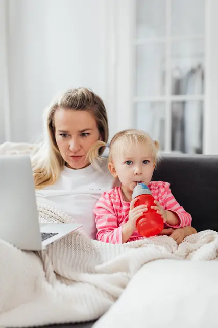 „Mama macht Karriere“: Die AK Tirol unterstützt Wiedereinsteigerinnen mit kostenlosen Kursen, individueller Beratung und Kinderbetreuung auf dem Weg zurück ins Berufsleben. | Foto: pexels / https://kaboompics.com/
