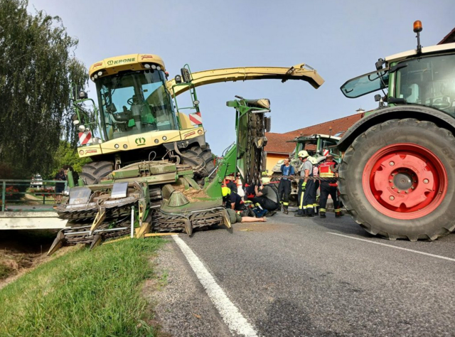 Das schwere Erntefahrzeug landete nahe einer Brücke im Straßengraben. | Foto: BFKDO Hollabrunn