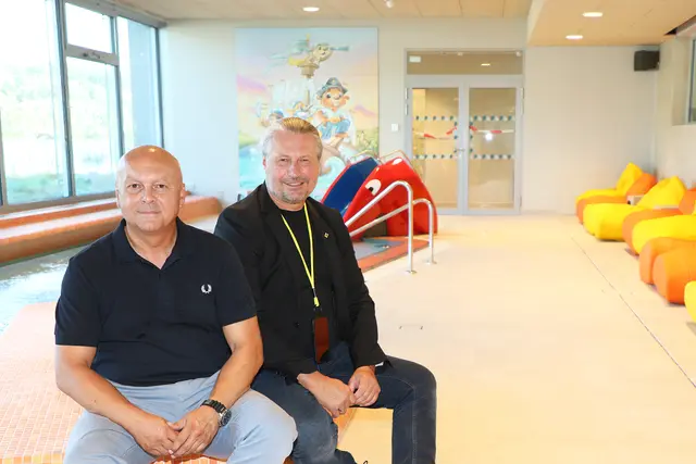Roland Dewisch (Kremser Freizeitbetriebs GmbH) und Bürgermeister Peter Molnar in der Kinderwasserwelt des neu eröffneten Kremser Freizeit- und Erlebnisbads Mirador  | Foto: Stadt Krems