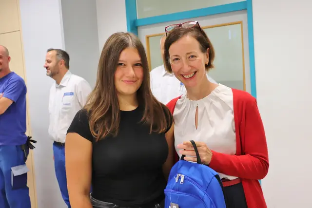Bei Sappi Gratkorn steht die Tür zur beruflichen Karriere auch Frauen offen. Im Lehrlingsjahrgang 2026 absolviert mit Marie (im Bild mit Angelika Deltombe) auch Elina eine Lehre zur Elektrotechnikerin bzw. Papiertechnikerin.  | Foto: Edith Ertl