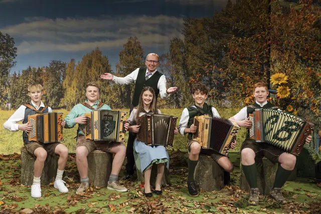 Moderator Paul Prattes mit den Finalistinnen und Finalisten des „Steirischen Harmonikawettbewerbs 2025“.