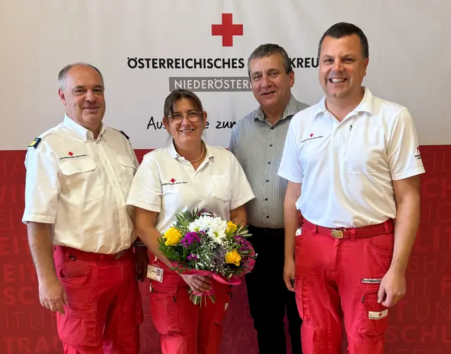 Bezirksstellenleiter Christian Hrauda, Monika Hobeck, Bezirksstellenleiter-Stellvertreter Christian Schleritzko und Bezirksstellengeschäftsführer Bernhard Schierer bei der offiziellen Gratulation an der Bezirksstelle. | Foto: Rotes Kreuz Waidhofen/Thaya
