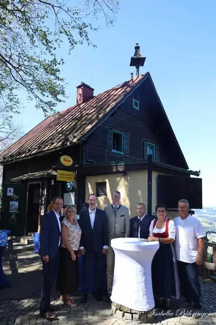 Von links Bürgermeister Rainer Barth, Sabine Temper (ÖTK-Sektion Strudengau), Alexander Prinz sowie Hubertus Prinz von Sachsen Coburg und Gotha, Bürgermeister Franz Kriener, Moststraßen-Obfrau Michaela Hinterholzer, Obmann Martin Aichinger von der ÖTK-Sektion Strudengau. | Foto: Isabella Bühringer