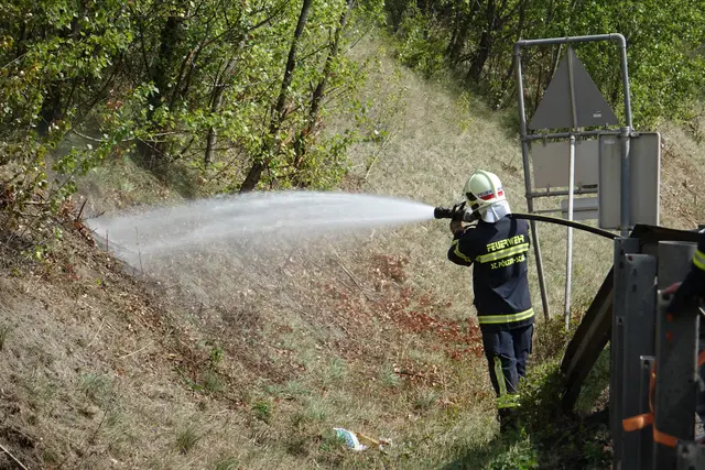 Brand im Baustellenbereich: Zwischen St. Pölten Süd und Völlerndorf geriet am Donnerstag eine Böschung in Fahrtrichtung Salzburg in Brand. | Foto: DOKU-NÖ