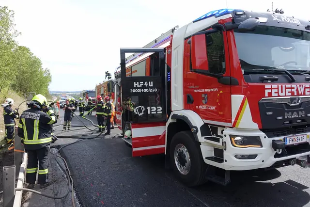 Flammen neben der A1: Ein Böschungsbrand im Baustellenbereich bei St. Pölten forderte am Donnerstag die Feuerwehr.
 | Foto: DOKU-NÖ