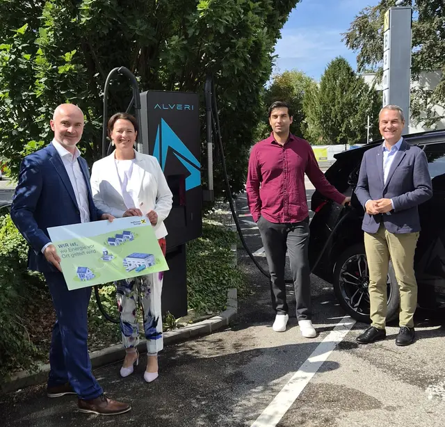 V. l.: Raiffeisen Energie-Geschäftsführer Josef Schmid, Raiffeisenbank Region Ried-Vorständin Dagmar Inzinger-Dorfer, Alveri-Geschäftsführer Ehsan Zadmard, Raiffeisenbank Region Ried-Vorstand Joachim Knoglinger. | Foto: Raiffeisen OÖ
