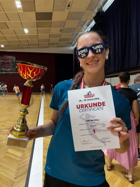 Voll Stolz und Freude präsentiert das slowakische Nachwuchstalent von SMF-HK Zilina den Siegerpokal nach dem Finalsieg beim internationalen Schmelz-Jugendhandballturnier in der Wiener Stadthalle B.   | Foto: WAT Fünfhaus/Roman Stoiber 