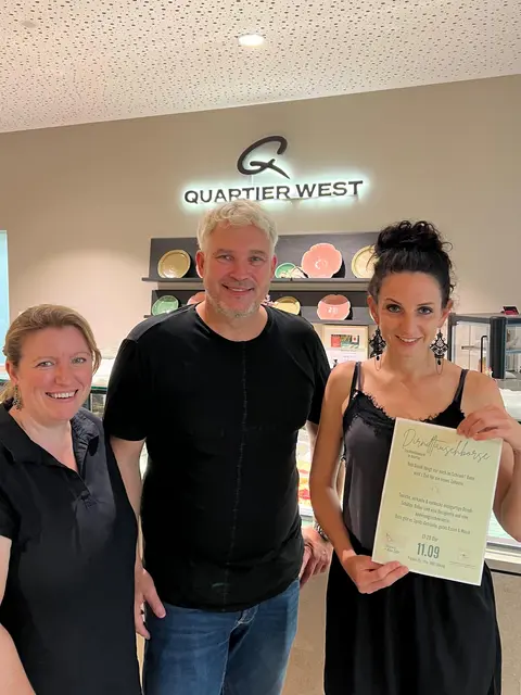 Heidi Wimmer (l.) und Anja Zalar, hier mit Stefan Wimmer, hatten die Idee der ersten Dirndltauschbörse. | Foto: Quartier West