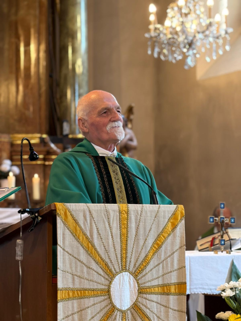 Pfarrvikar Josef Ritt feierte seinen 80. Geburtstag und nach 23 Jahren seinen Abschied aus Vösendorf. | Foto: Pfarre Vösendorf