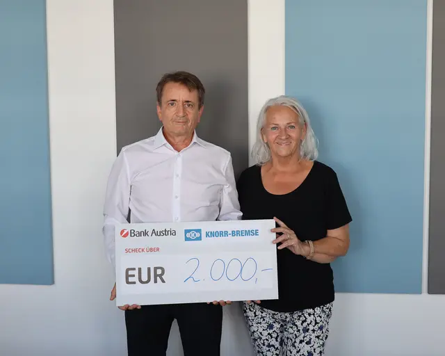 Knorr-Bremse Geschäftsführer Manfred Reisner überreichte die Spende für das Frauenhaus an  Obfrau Gaby Steiner. 
 | Foto: Knorr-Bremse GmbH