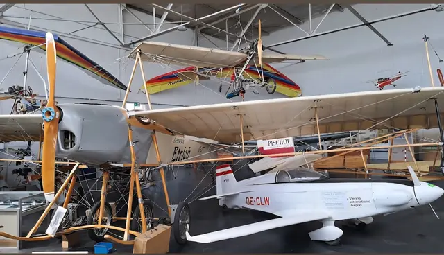 Die Etrich-Taube (links vorne im Bild) flog 1909 erstmals über das Flugfeld von Wiener Neustadt | Foto: Flug-Museum AVIATICUM