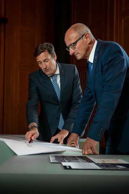 Landeshauptmann Anton Mattle und Landesamtsdirektor Herbert Forster (l.) laden zur „ORF-Langen Nacht der Museen“ ins Innsbrucker Landhaus ein. Besucherinnen und Besucher erwartet am 3. Oktober ein abwechslungsreiches Programm mit Führungen, einer Live-Performance sowie der Ausstellung über die Holocaust-Überlebende Leokadia Justman. | Foto: Land Tirol/Christanell