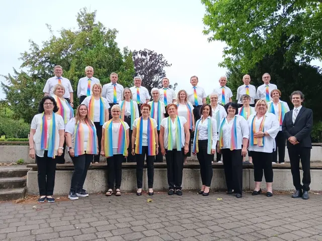 Der Gemischte Chor Rechnitz (mit Chorleiter Daniel Csefalvay) feiert heuer das 50-Jahr-Jubiläum. | Foto: Gemischter Chor Rechnitz