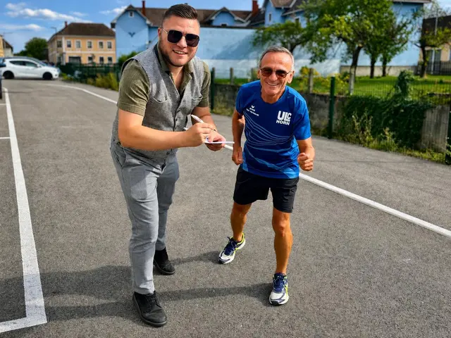 Für das "Thema der Woche" auf einer Laufrunde: MeinBezirk-Redakteur Markus Kahrer mit Franz Eidher. | Foto: Markus Kahrer