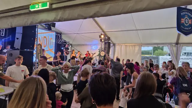 Beim Benefizfest „LEBENSFREID fia olle Leit“ wurde im Vorjahr ausgelassen gefeiert. | Foto: LEBENSFREID fia olle Leit