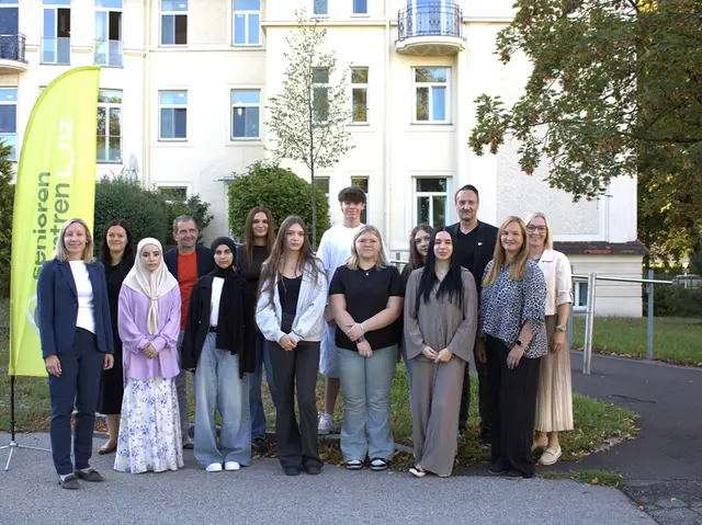 Vizebürgermeisterin Karin Leitner (SPÖ) (1.v.l.) begrüßte gemeinsam mit Geschäftsführer Robert Ritter-Kalisch, (3.v.r.) die acht neuen Lehrlinge der Seniorenzentren Linz. Sechs Jugendliche starten ihre Ausbildung in den Pflegeassistenzberufen, zwei weitere beginnen ihre Lehre als Bürokaufleute. | Foto: Seniorenzentren Linz