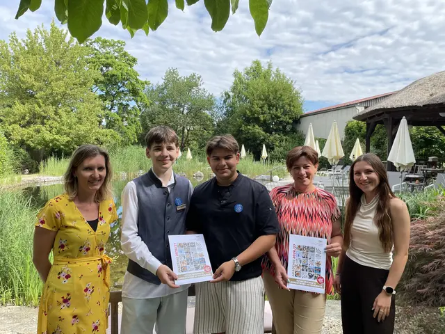 Bei der Präsentation: Marlies Rainer (QUA), Constantin Geiger und Paul Ozarchevici, Lehrlinge im Garten-Hotel Ochensberger, die Hotel-HR-Verantwortliche Sabine Ullrich und Lena Bauer von der Qualifizierungsagentur (v. l.)  | Foto: QUA Bildung & Projekt GmbH