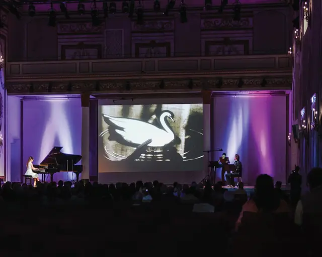 Der Festsaal der Hartberg Halle bietet die passende Kulisse für das Konzert Piano &amp; Sand. | Foto: Tommi Schmid