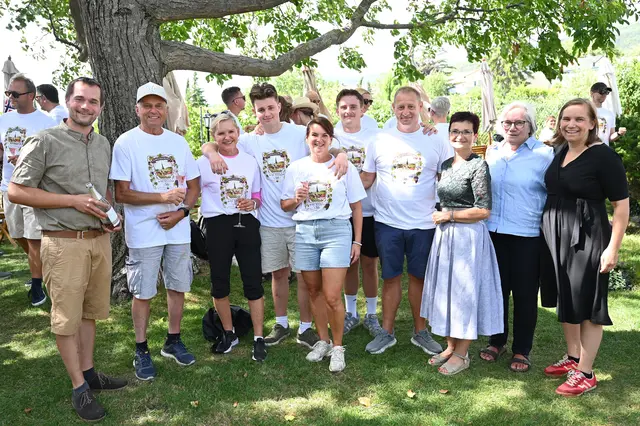 v.l.: Winzer Hannes Hofer
Ole Borgen und Inger Bente Borgen (1. Generation)
Cathrine Borgen Schjott (2. Generation)
Benjamin und Jonathan Schjott (3. Generation)
Hans Petter Schjott 
Bgmstr. Dagmar Händler 
Gastgeberinnen Christina Hofer &amp; Angelika Naderer | Foto: Pohl