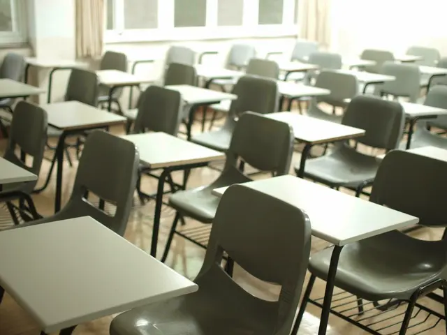 Der flächendeckende Lehrkräftemangel gilt laut Bildungsministerium als zurückgedrängt. Kurz vor dem Schulstart sind regional jedoch weiterhin Stellen offen. (Symbolbild) | Foto: MChe Lee/Unsplash