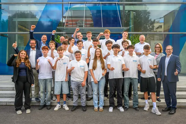 17 junge Menschen dürfen sich über ihren Lehrstart beim Welser Energieunternehmen eww freuen. | Foto: Wolfgang Simlinger