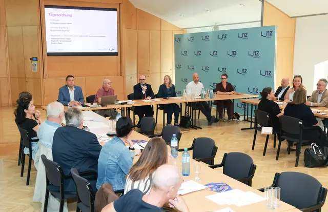 Bürgermeister Dietmar Prammer und Vizebürgermeisterin Karin Leitner begrüßten gemeinsam mit dem Linzer Stadtsenat die Mitglieder des neuen Beirats für Menschen mit Beeinträchtigungen. | Foto: Stadt Linz