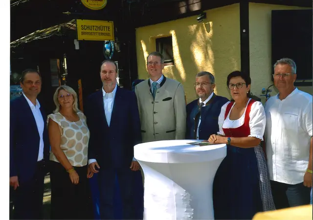 Von links Bürgermeister Rainer Barth, Sabine Temper (ÖTK-Sektion Strudengau), Alexander Prinz sowie Hubertus Prinz von Sachsen Coburg und Gotha, Bürgermeister Franz Kriener, Moststraßen-Obfrau Michaela Hinterholzer, Obmann Martin Aichinger von der ÖTK-Sektion Strudengau. | Foto: ÖTK-Sektion Strudengau