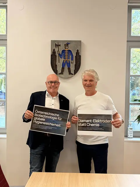Bürgermeister Georg Rosner freut sich über das neue Unternehmen seines Bürgermeisterkollegen Joachim Radics in Oberwart. | Foto: Stadtgemeinde Oberwart