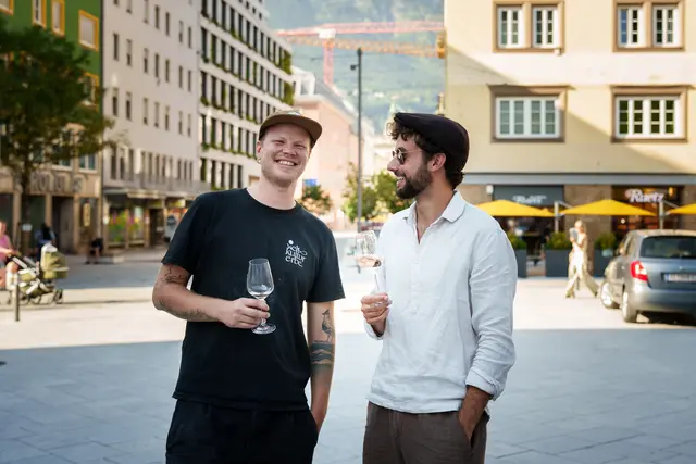 Paul Prost (links) mit David Peric, dem aktuellen Leiter des Dachziegelflows und Organisator des Open Mics im Rapoldi Park. | Foto: Lucas Micka