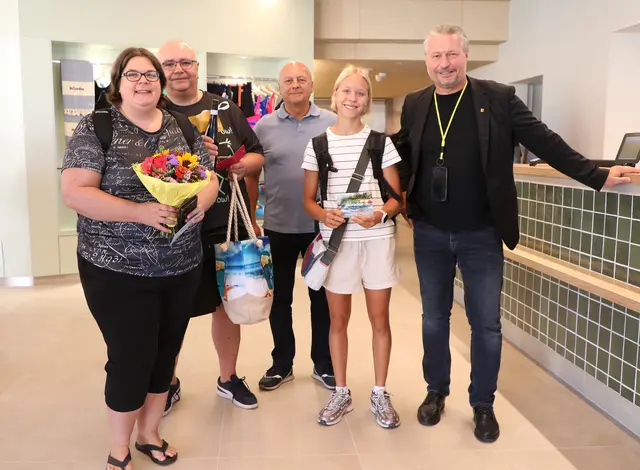 Bürgermeister Peter Molnar überraschte die ersten Besucher:innen mit Blumen und Gutscheinen. Das Bild zeigt Nicole Thim und Werner Lindner aus Traismauer, Geschäftsführer Roland Dewisch, Bürgermeister Peter Molnar und Caroline Riedl aus Wagram am Wagram  | Foto: Stadt Krems