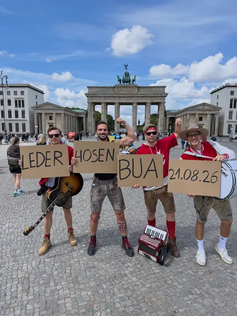 Mountain Crew fing die Reaktionen von Passanten in der deutschen Hauptstadt Berlin – vor dem Brandenburger Tor – ein. | Foto: Mountain Crew