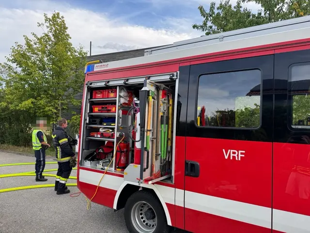 Rauchvorhang und Druckbelüfter kamen beim Kellerbrand in Tausendblum zum Einsatz, um eine weitere Ausbreitung des Brandrauchs zu verhindern. | Foto: DOKU-NÖ