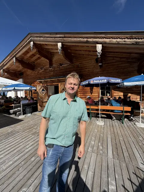 Hausherr Andreas Prosser auf der Dauerstoa Alm