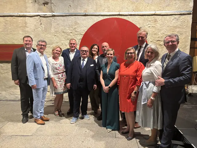 Christian Filipp, Wolfgang Horvath, Martina und Franz Dinhobl, Werner Trenker, Sonja Szolnai-Kasztler, Jakob Gasteiger, Julia Schlager, Bettina Mittermann, Klaus Albrecht Schröder, Rosi und Franz Piribauer. | Foto: Schauer
